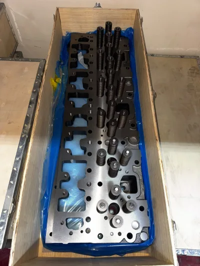 4952831 2864016 2864028 3864025 CYLINDER HEAD